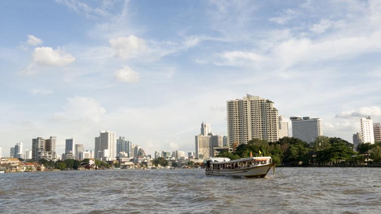 Foto vom Wasser aus auf die Stadt Bangkok.