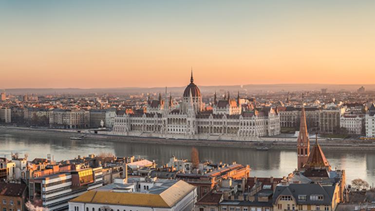 Foto der Stadt Budapest in Ungarn. Im Vordergrund die Donau und dahinter das Parlamentsgebäude.