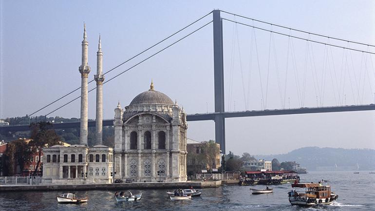 Foto der Stadt Istanbul. Im Fokus die Bosporus Brücke.