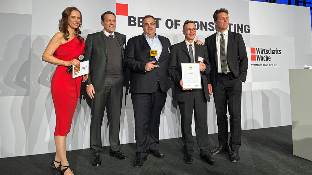 "Data & Analytics" category: Steffen Roos, Gernot Stocker (Project Manager), Daniele Guidetti (SBB). Left moderator Susanne Schöne, right laudator Axel Wachholz